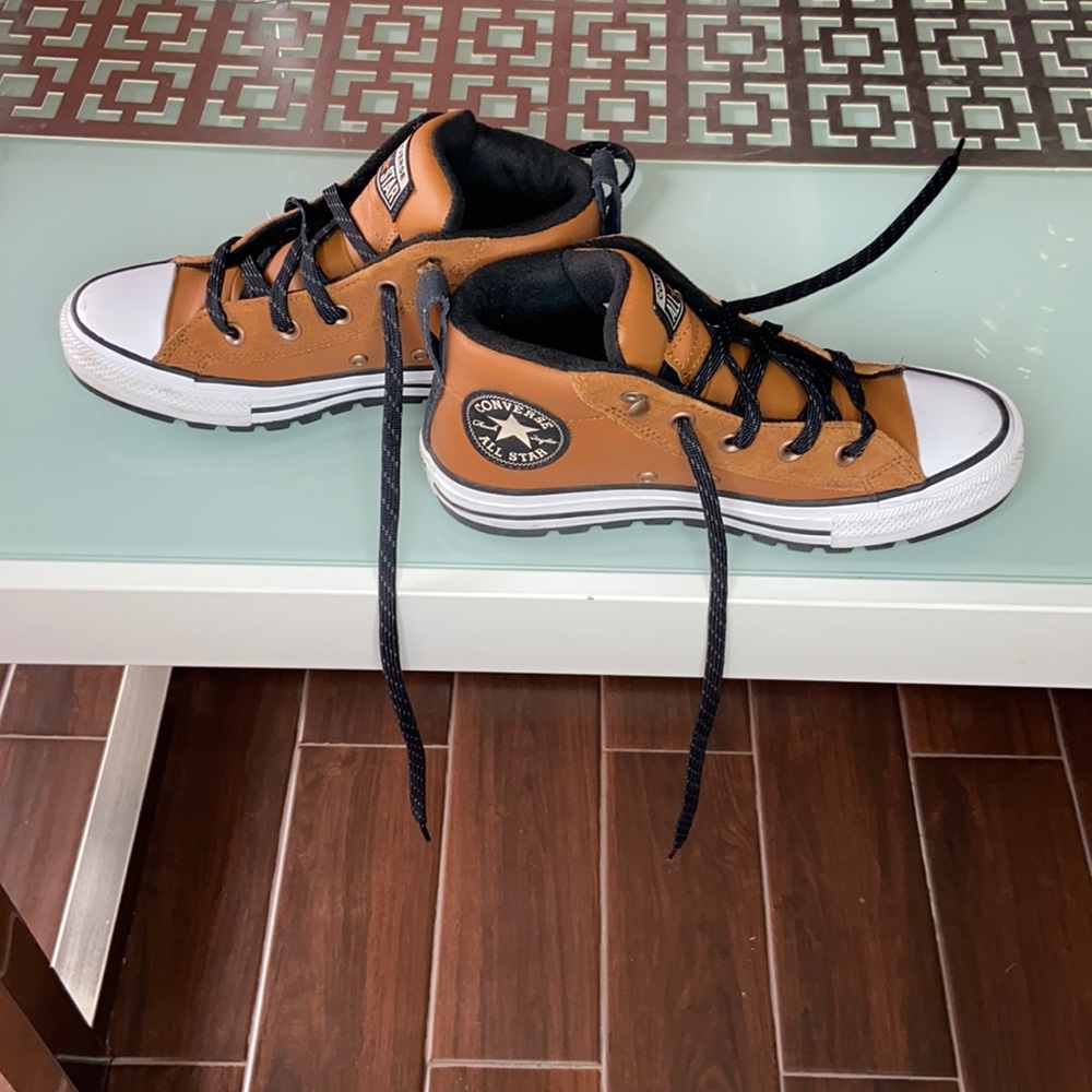 Converse size 5 boys leather great condition